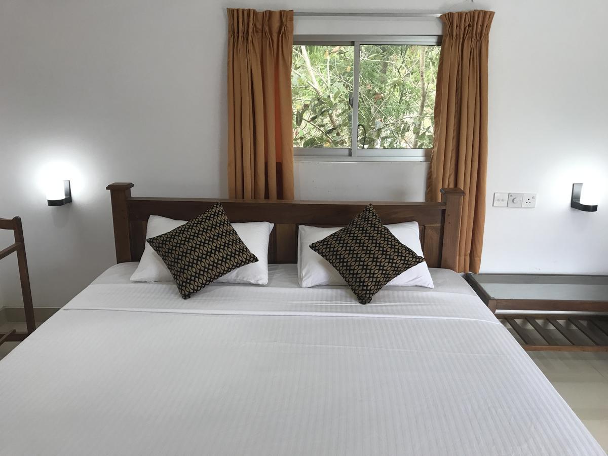 Deshani Holiday Inn Dambulla Exterior photo