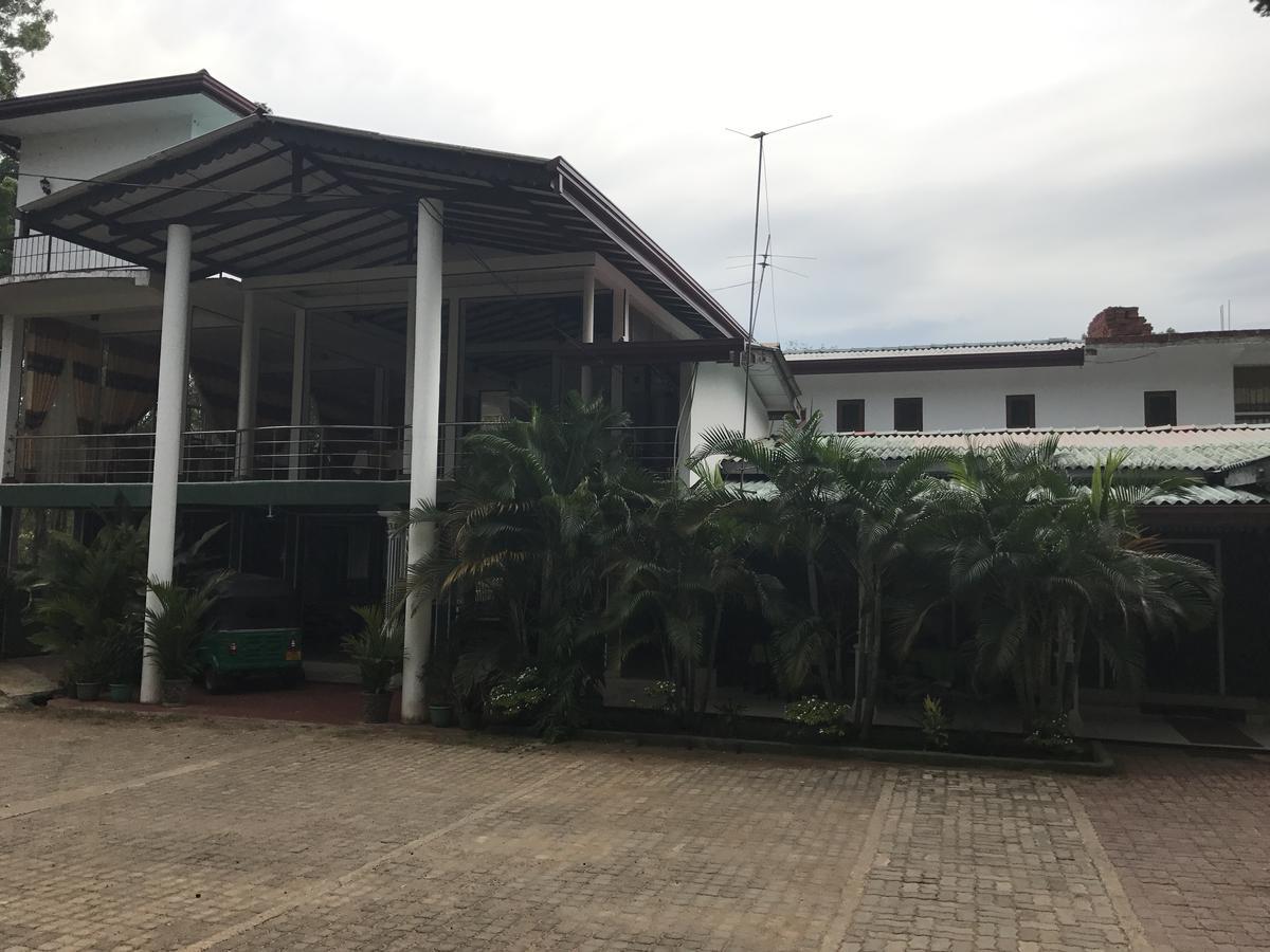 Deshani Holiday Inn Dambulla Exterior photo