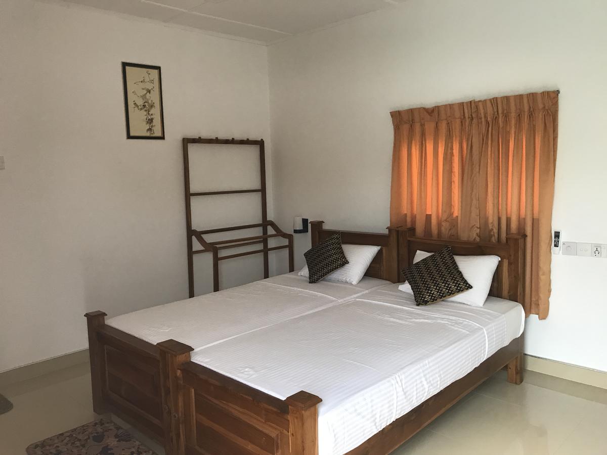 Deshani Holiday Inn Dambulla Exterior photo