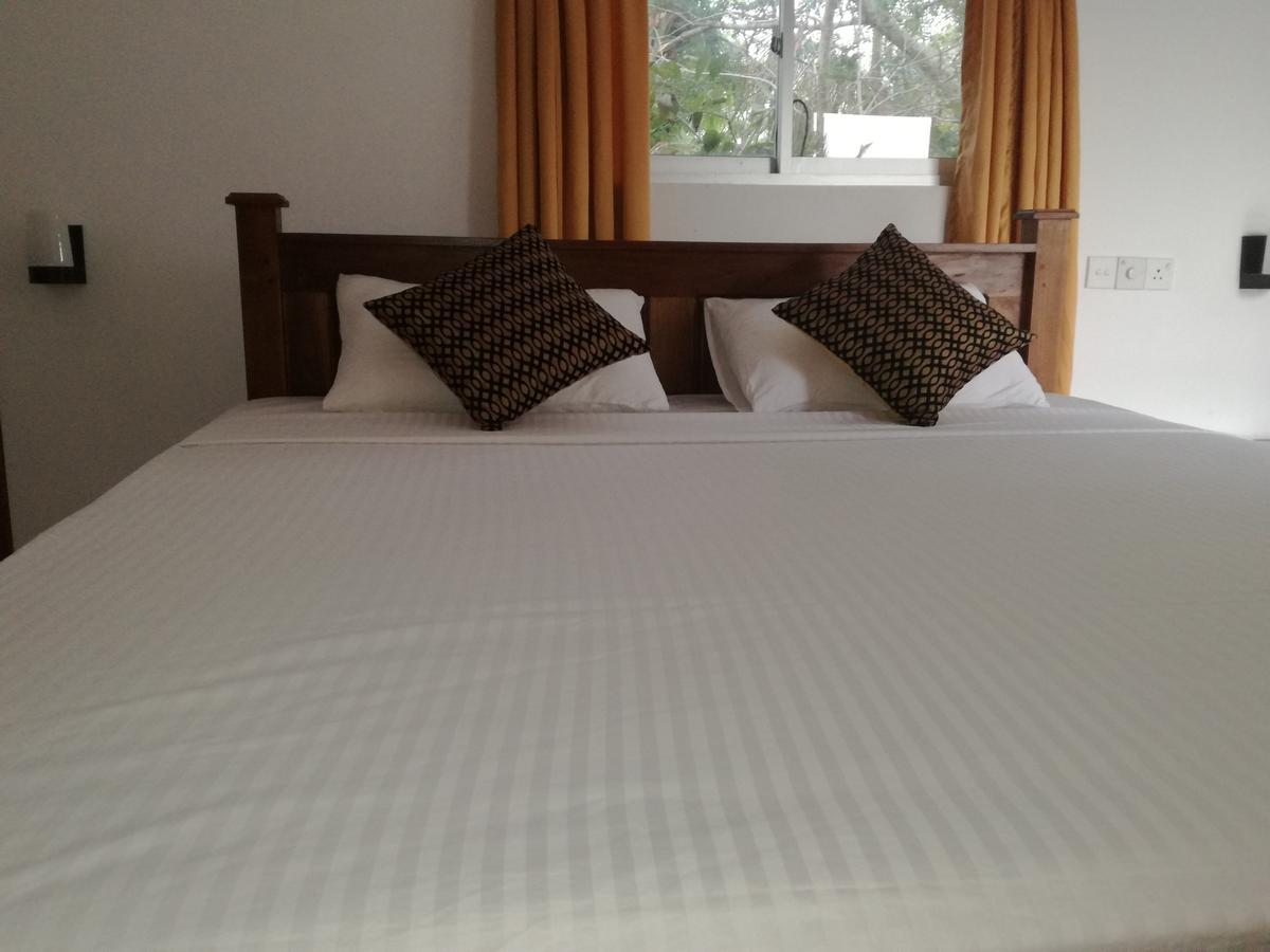 Deshani Holiday Inn Dambulla Exterior photo