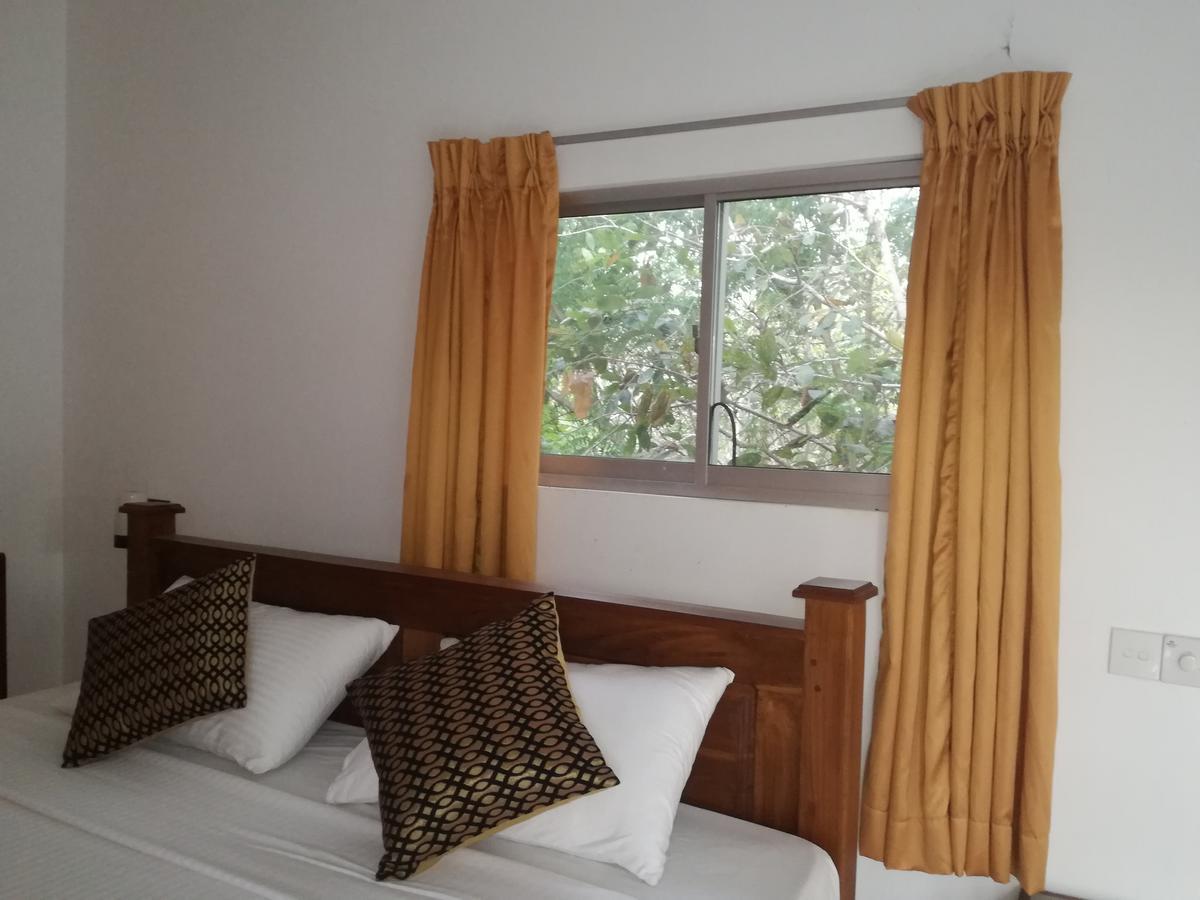 Deshani Holiday Inn Dambulla Exterior photo