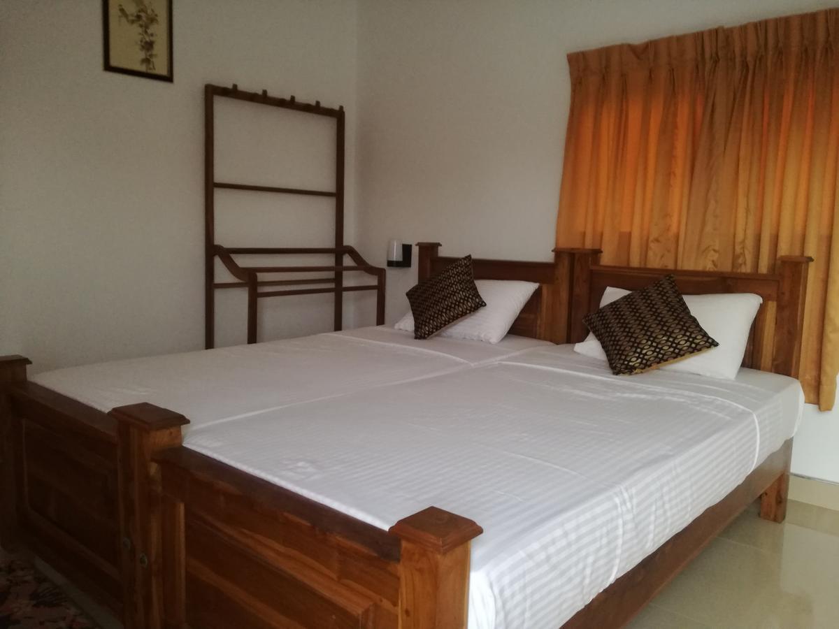 Deshani Holiday Inn Dambulla Exterior photo