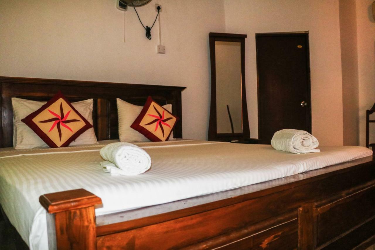 Deshani Holiday Inn Dambulla Exterior photo