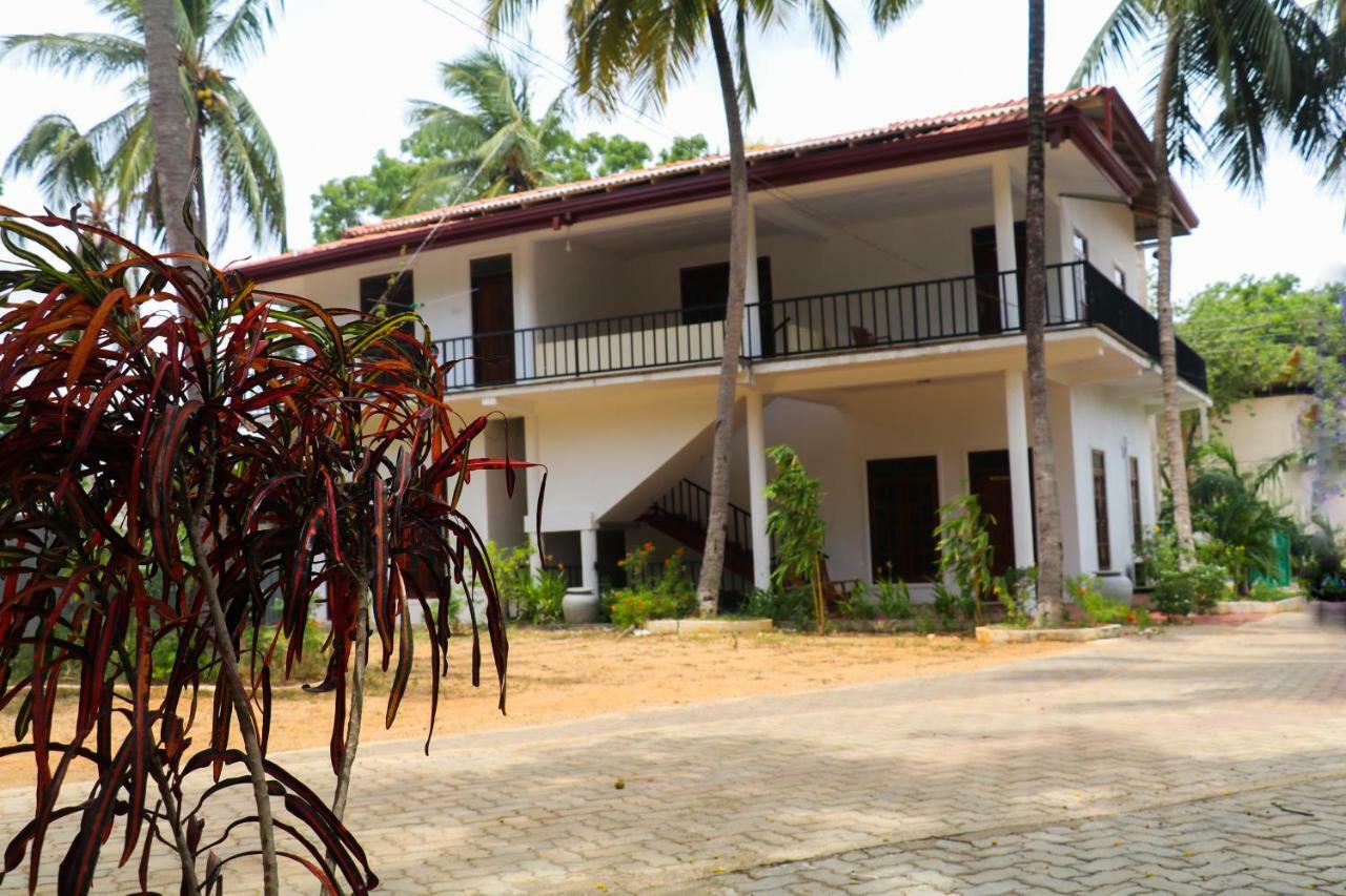 Deshani Holiday Inn Dambulla Exterior photo