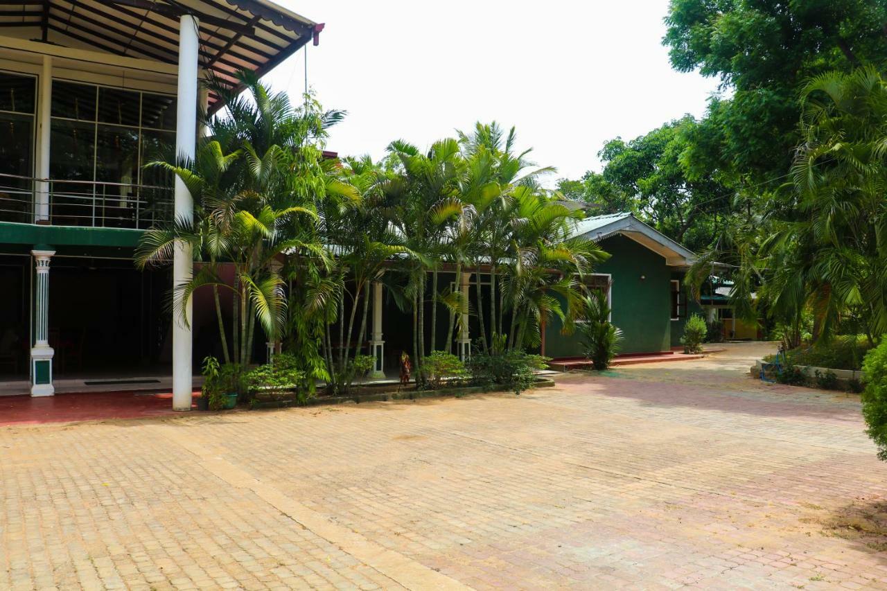 Deshani Holiday Inn Dambulla Exterior photo